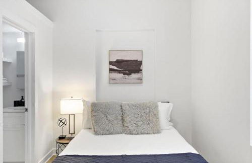 Studio Apt with Laundry, Near Shops! - Montrose Studio rep - Photo 4