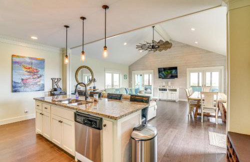 Canal-Front Coastal Getaway in Gilchrist with Deck - Foto 10