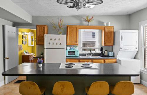 Cozy Downtown Stay w Private Backyard & Parking - Foto 26