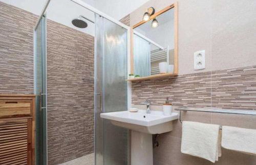 5-Bed Villa with Pool, Jacuzzi & Padel Court - Foto 17