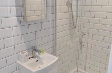 Modern Studio in Fratton, Portsmouth - Contractors Welcome #1 - Photo 11