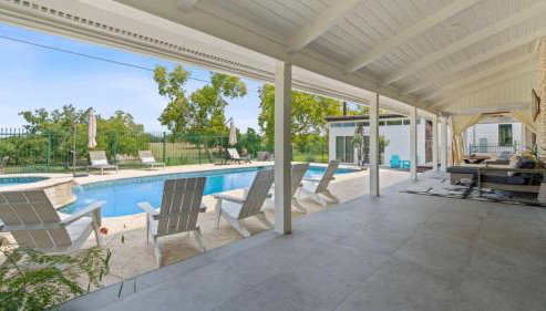 Luxurious Modern Retreat with Private Pool & Patio - Foto 4, sunbed