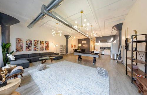 Luxurious 5BR Suite Perfect for Group of 12 guests with Pool table, Optional Parking and Gym Access Near McCormick Place and Soldier Field - Foto 1