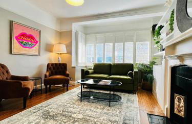 Modern 5 Bed 3 Bath House - Photo 2