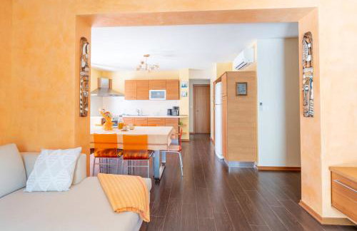 Charming Orange Apartment with Private Pool and Garden Oasis - Foto 13