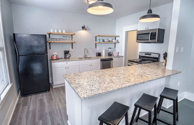 Wonderful 3 BR 2 BA Near Downtown - Photo 8