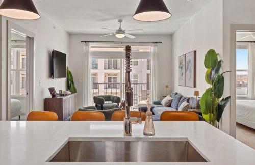 Polished Contemporary 2BR 2BA Private Balcony - Foto 7