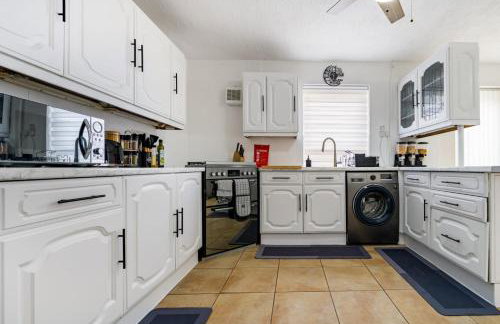 Stylish 3-Bed Home - 5 min walk to ExCeL - Free Parking - Near O2 & Canary Wharf - Photo 21
