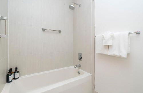 Miami Vice - Central Midtown Pool and Parking - Foto 28