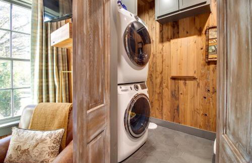 Walk to White River Cozy Escape with Screened Porch - Foto 12