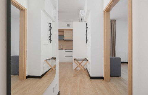 Bright Apartments with Air Conditioning, close to the Metro Station and PGE National by Noclegi Renters - Foto 17