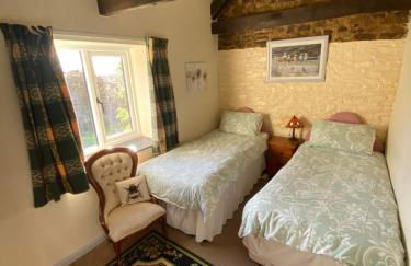Stable Cottage, Cosy Devon Retreat for Couples or Small Families with Indoor heated Pool, Tennis Court, Direct Access to the Tarka Trail for cycling - Foto 4
