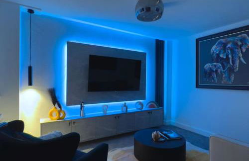 Adeluxe Home - Luxury 2 Bedroom Entire House with Free WiFi, Disney, Netflix and Amazon Prime Included - Foto 6