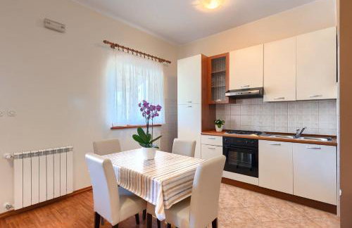 Faszinierendes Ferienhaus mit Privatpool, Volleyballfeld, Fussballplatz, Trampolin beim bekannten Radweg Parenzana - Foto 9