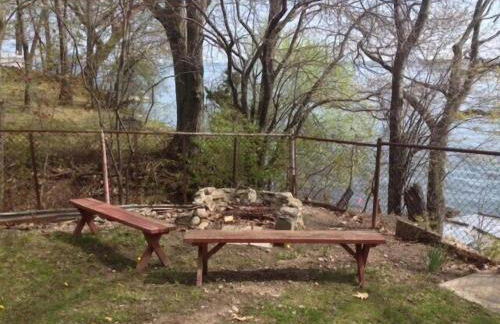 Anthony Beach - Seneca Lakefront Retreat w Covered Dock Lounge Area - Hot Tub & Fire Pit - Pets OK - Foto 25