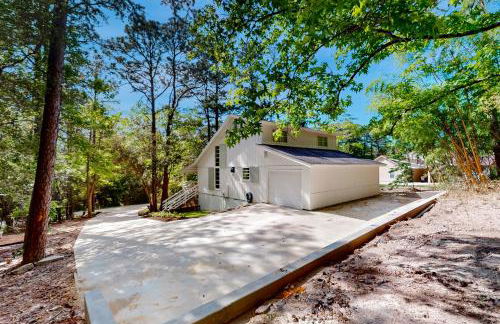 6 Mi to Lake Brookeland Home with Treehouse Vibes - Photo 23