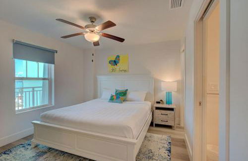 Sunset Dreams 304 Modern Madeira Beach Condo Heated Pool & Walk to Beach - Foto 10
