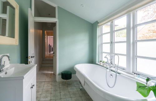 Spacious City-Centre House near Train Station & Business School, with Garden - Foto 46