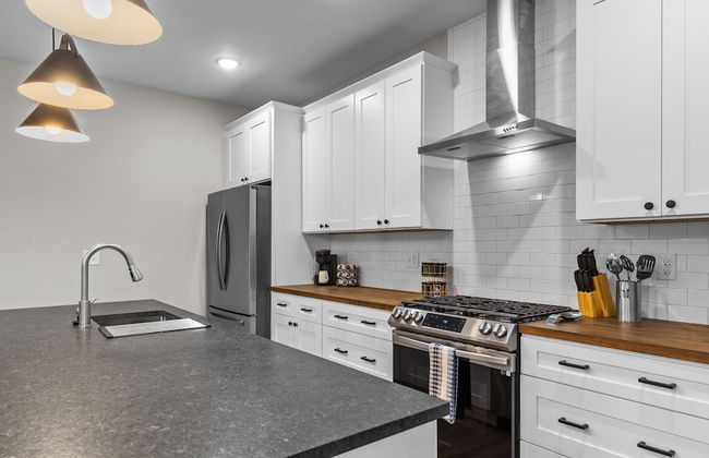 Uptown Elegant Escape | JZ Vacation Rentals - Photo 21