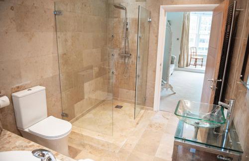 5 Bed Luxury Townhouse with Hot Tub, Rooftop Terrace, Perfect for Groups, Near Cruise Terminal - Foto 7