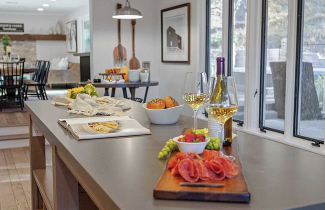 Hidden Oaks Farmhouse by Avantstay Hot Tub, Deck - Foto 16