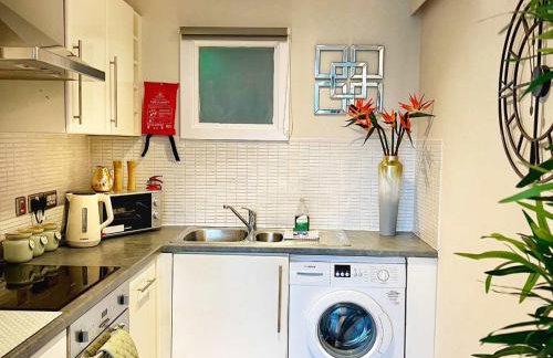 Liverpool City Centre - Free Parking - Sleeps 6! - Photo 4