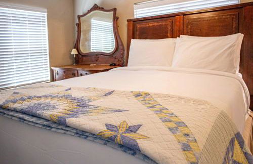 Cozy 2BR Cabin - King Bed Bunks Fire Pit & BBQ - Foto 15