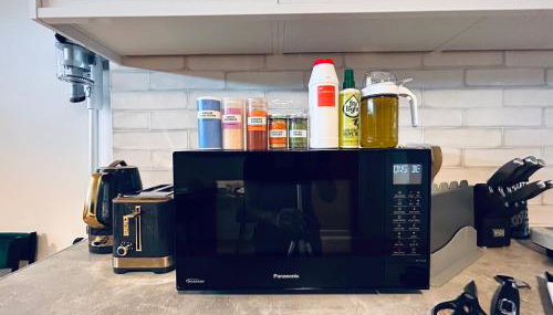 Private 2 Bed Guest House - Van Parking, M25 & A1 connections - Foto 3, toaster, minibar