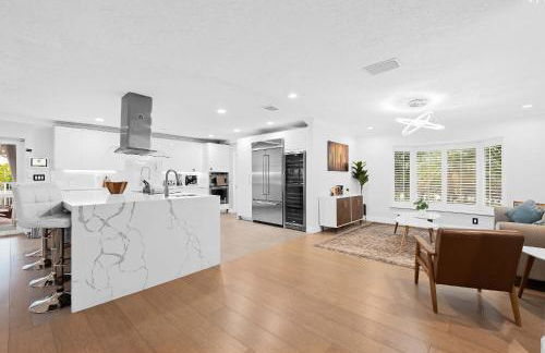 Luxe 4BR Waterfront w Htd Pool 5min to Beach - Foto 53