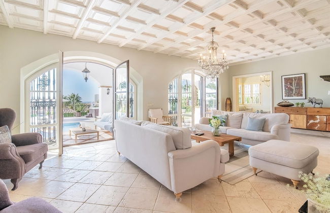 Super Villa Near Beach with Heated Pool - Foto 14