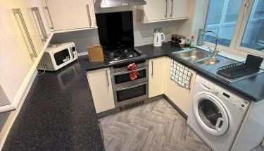 Spacious 3 bed house garden & parking sleeps 5 - Foto 2