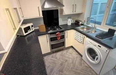 Spacious 3 bed house garden & parking sleeps 5 - Foto 2