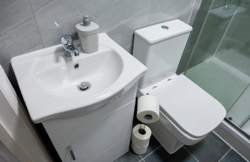 Beautiful Modern Home in London, Free Parking, Family Home, Sleeps 9, Close to Railway Station - Foto 50