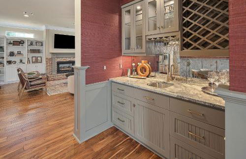 Luxury 5 BR 4 Bath, Hot Tub, Outdoor Kitchen, Across Street from Kyle Field! - Foto 38