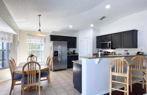 Lovely Lakeside 4-bed Pool Home At Villa Sol-3125 4 Bedroom Home by RedAwning - Foto 24