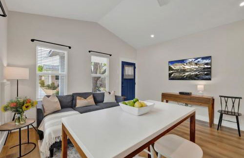 The Grove D With Hot Tub & King Beds - Walk to Main - Foto 8