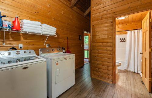 Log Cabin with Hot Tub, Game Room-10 min to NRG - Foto 41