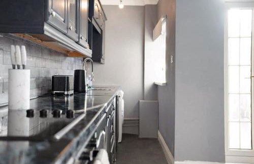 Stylish 4BR Retreat Near Town Centre - Foto 31