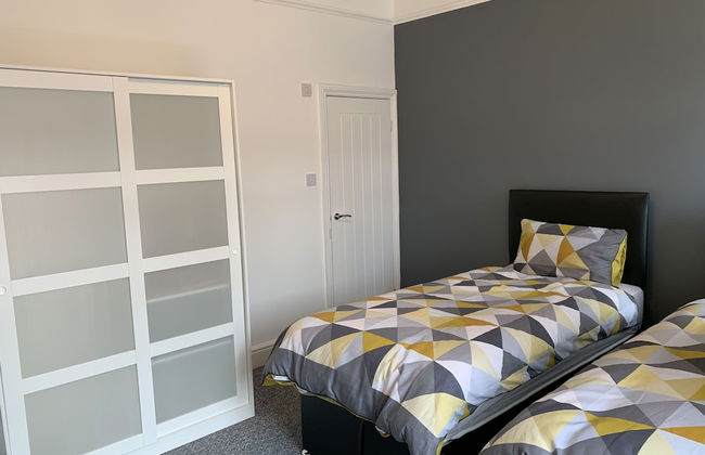 GuywoodHouse - Photo 2