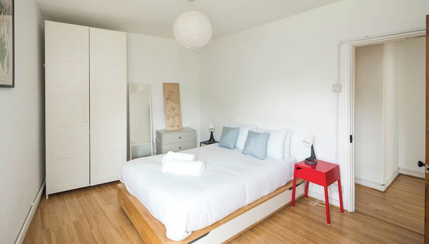Stylish 2BD Flat with Balcony Near Stepney Green - Foto 5, Habitación