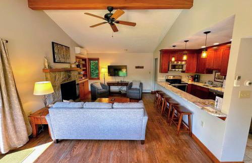 FC44 Renovated 3bed 3bath Forest Cottage AC views yard fast wifi Walk to skiing - Foto 10