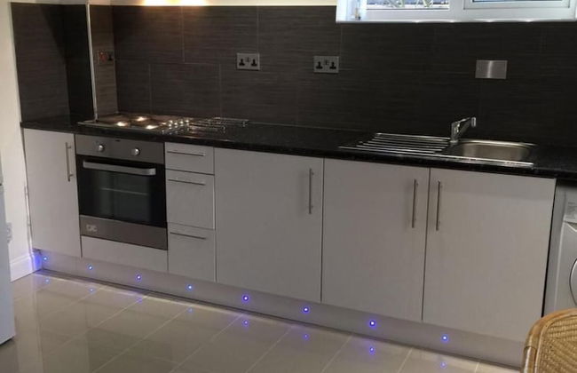 Small Modern Comfortable 2 Bedroom Apartment - Cmyr - Foto 29