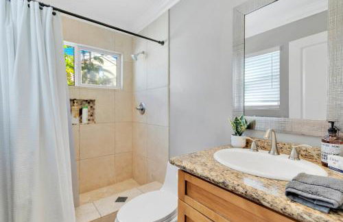 Beach Escape with Patio! 2 Min Walk to Sand & Surf - Foto 46