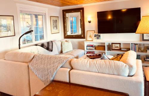 Puget Sound Chic Romantic Cottage with Private Beach Access & Gated Entry - Foto 11