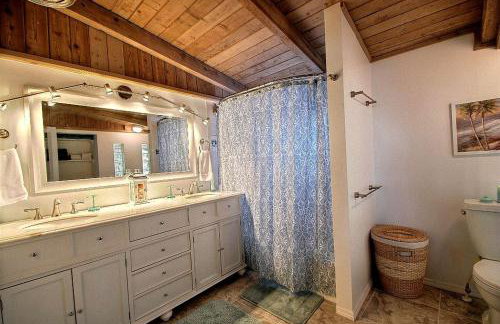 Beautifully Decorated Waterfront Chalet Rental in Grant, Florida - Photo 18