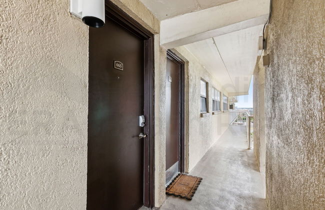 Upper Unit Condo Overlooking Both the Ocean Pier and Swimming Pool by RedAwning - Foto 33