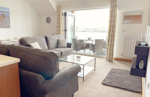 1 Y Bae - Top Floor Apartment - Photo 2