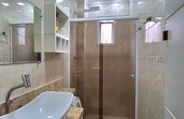 Apto Com Sacada e Ar Condicionado a 2 minutos da Praia - Foto 9