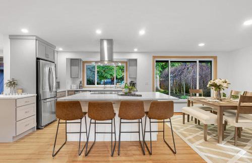 Charming and Spacious House with Relaxing Huge Deck - Foto 6