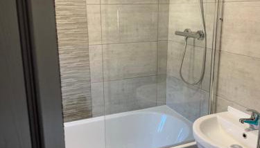 Saltwell St - Delightful 3 Bedroom free parking free wifi - Foto 4, towels, Shower